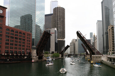 Chicago River, buildings, boats in the water