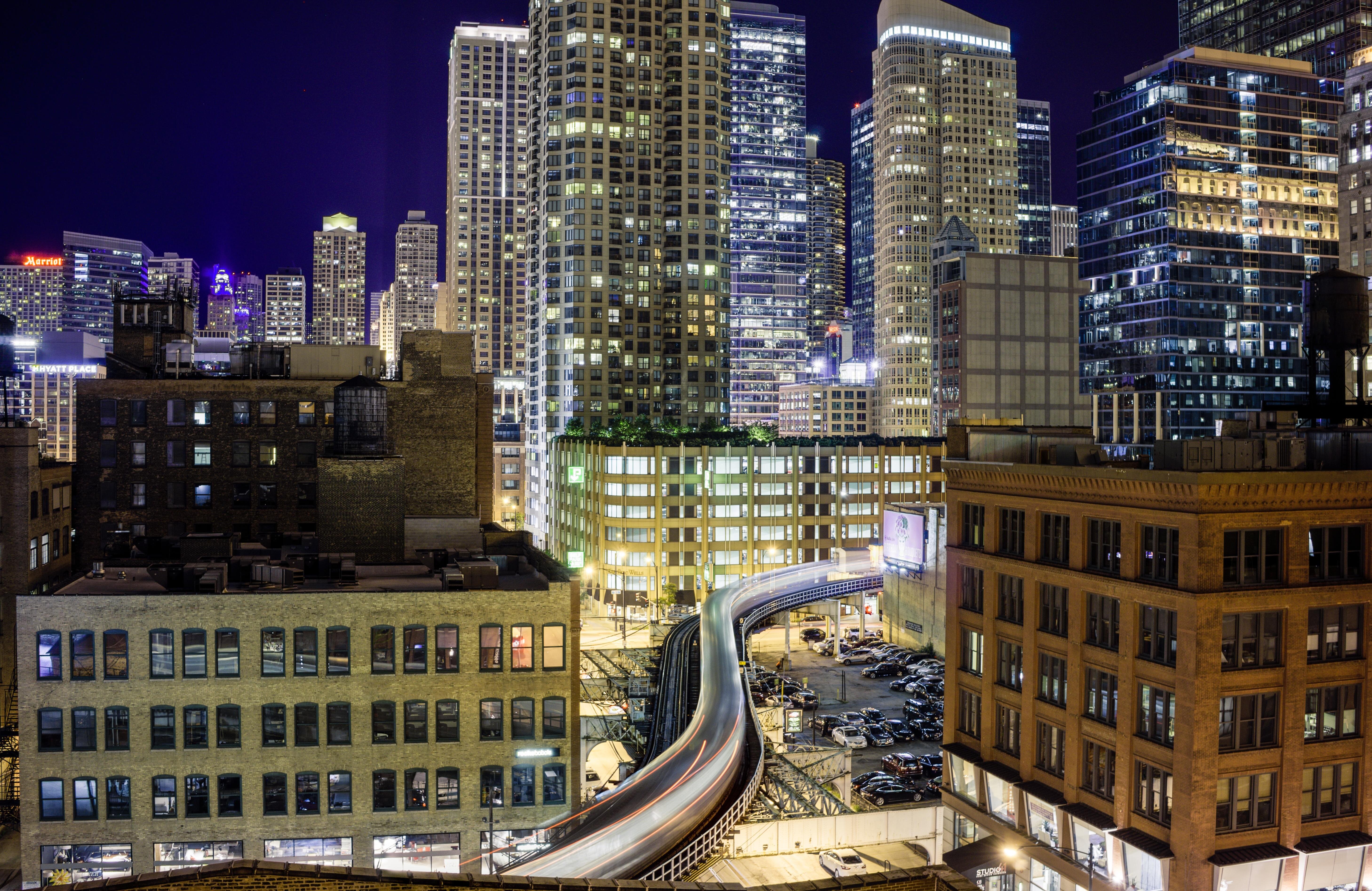 elevated rail in Chicago, alley L