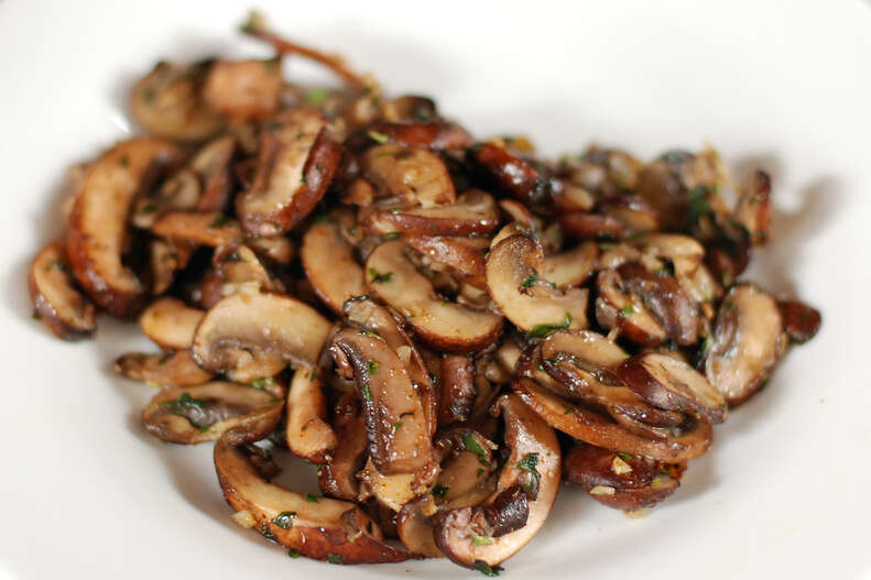 Sauteed slices of mushrooms sprinkled with herbs
