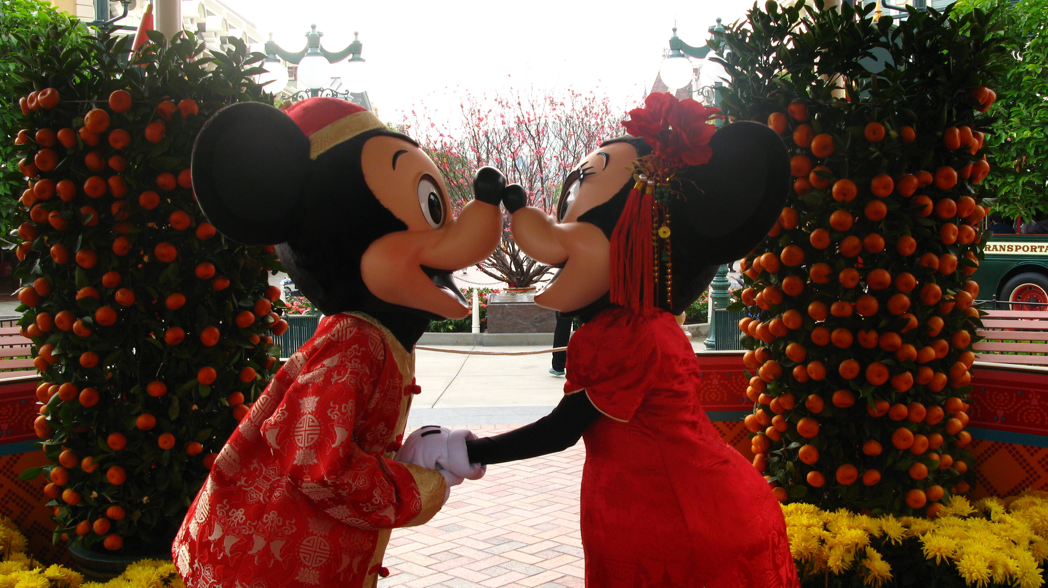 mickey and minnie mouse kissing disney disneyworld characters