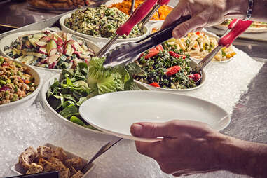 Person serving himself at Resto Végo