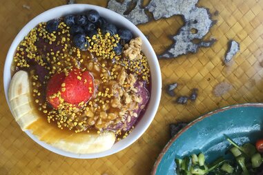 acai bowl with nuts, banana, strawberries and blueberries from Diamond Head Cove Health Bar