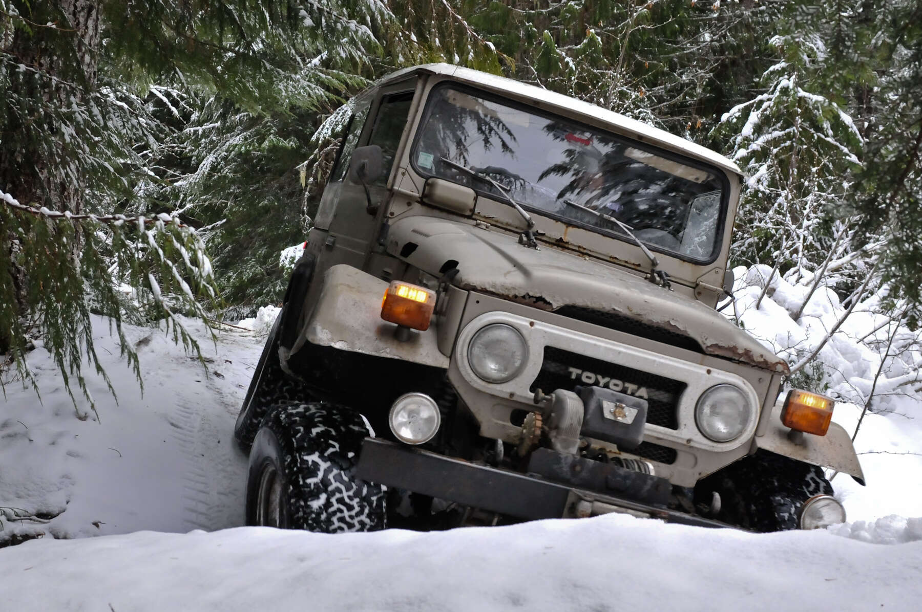 Toyota FJ 40 in the snow