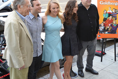 Wendi McLendon-Covey standing with cast