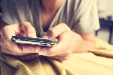 man texting on phone dating apps