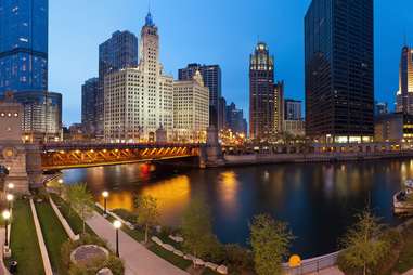 chicago riverside skyline