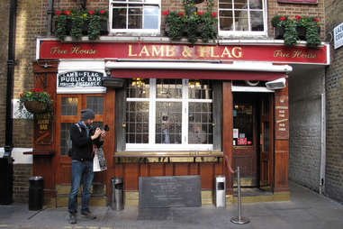 lamb & flag bar in london