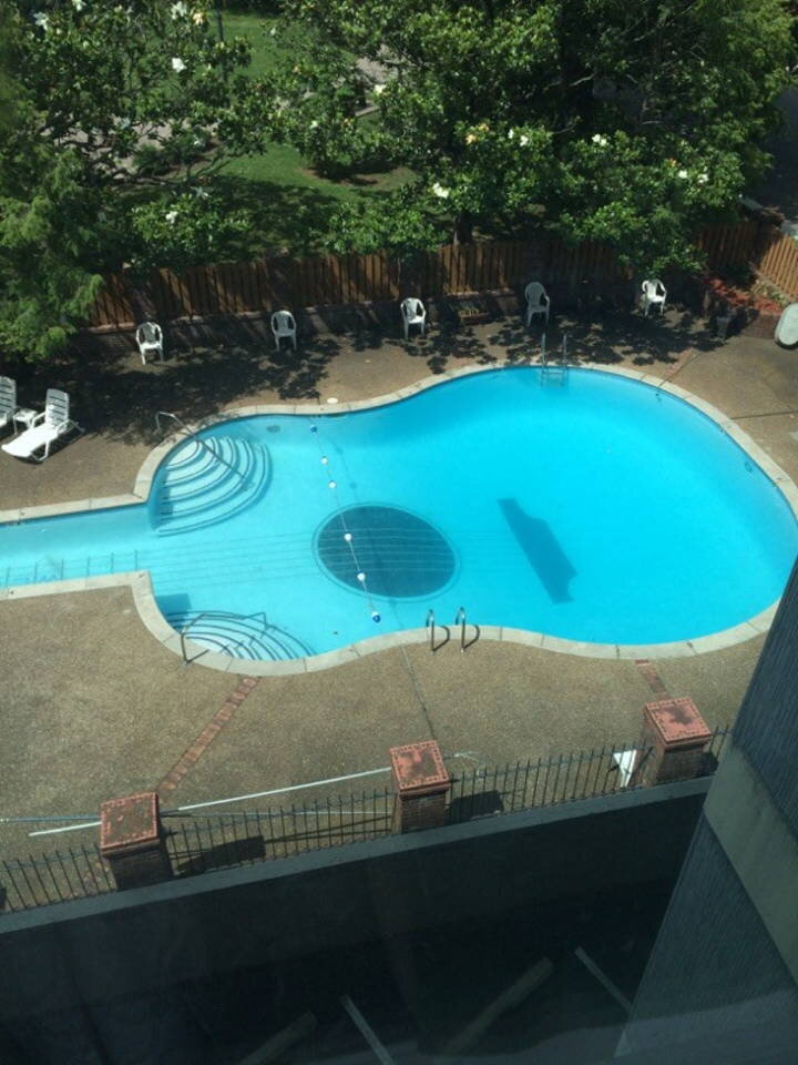 nashville guitar shaped pool airbnb