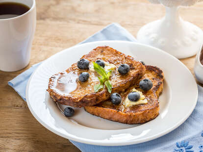 french toast, french toast with blueberries and maple syrup