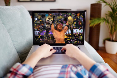 someone streaming wwe on the internet