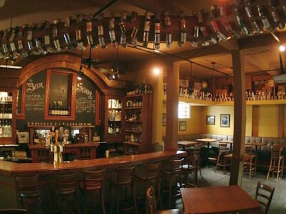 Sheffield S Beer Wine Garden A Chicago Il Bar Thrillist