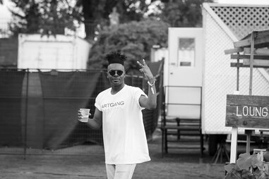 DL throwing up a peace sign