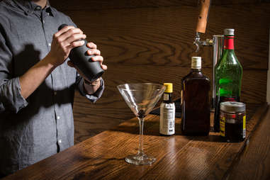 shaking a manhattan