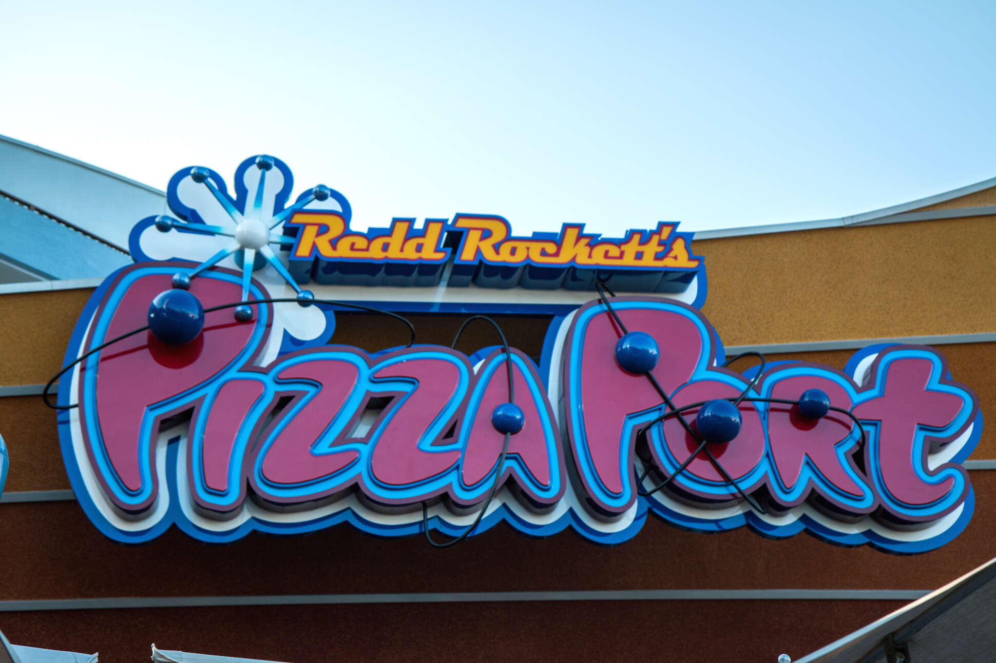 Redd Rockett's Pizza Port, Disneyland pizza