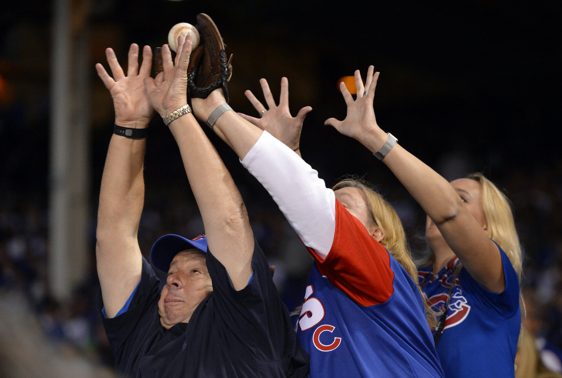 fans catching a foul ball, chicago cubs foul ball