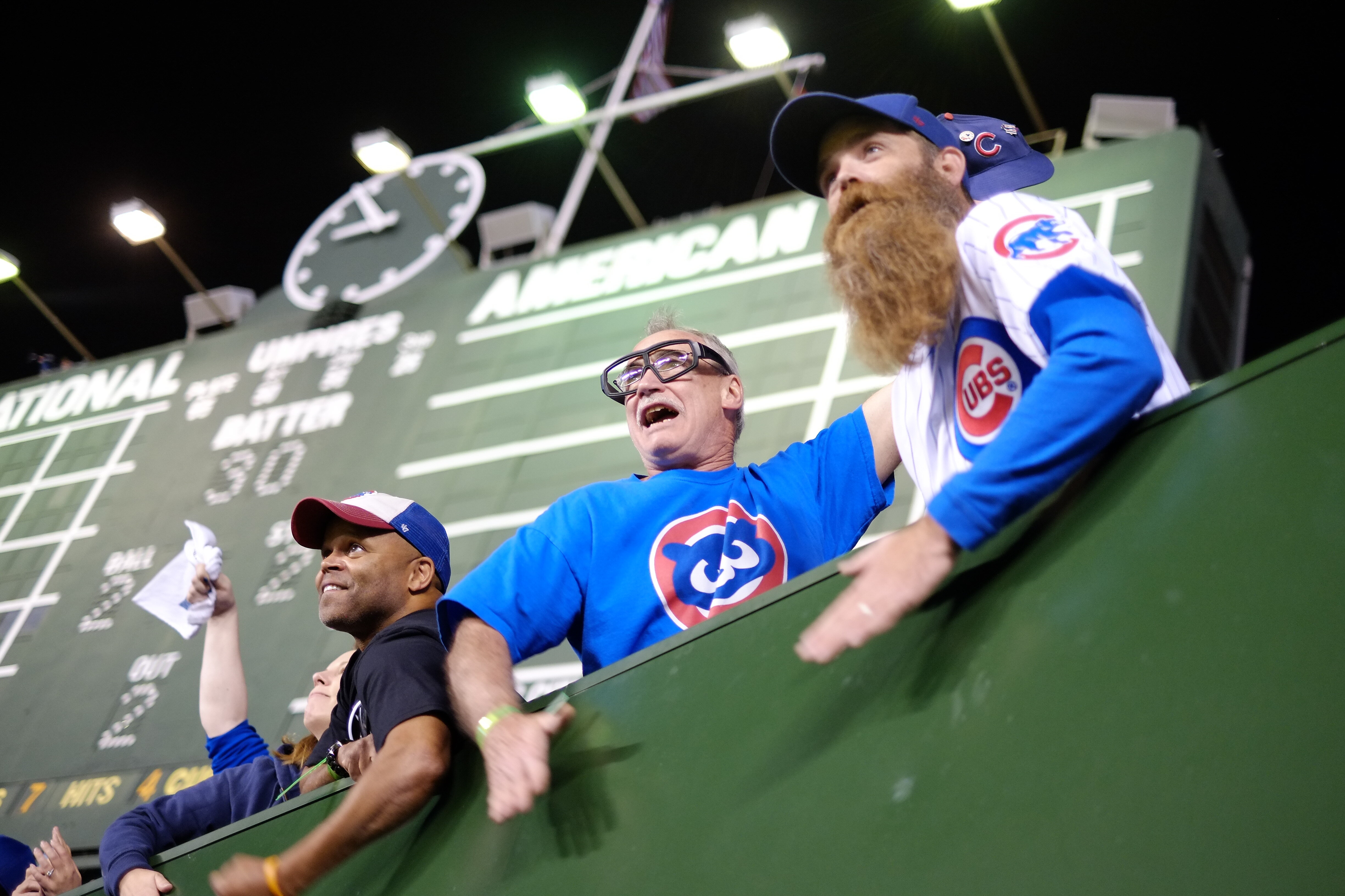 fans cheering, chicago cubs fans cheerings