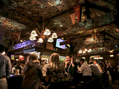 tom bergin’s interior los angeles irish bar