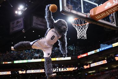 Dunking Memphis Grizzlies mascot