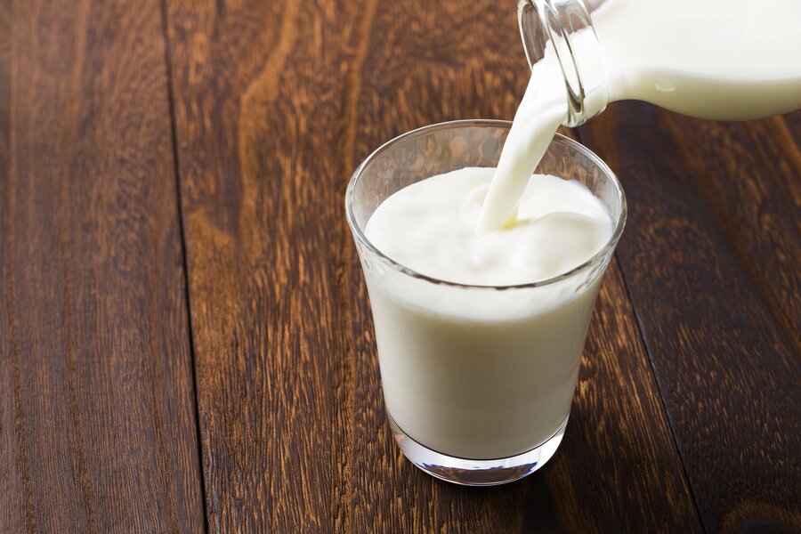 Skim Milk vs. Milk: Which Is the Healthier Choice? / Nutrition / Healthy  Eating