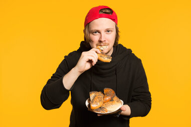 man eating bagels