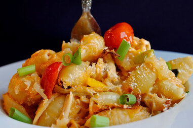 creamy buffalo mac and cheese