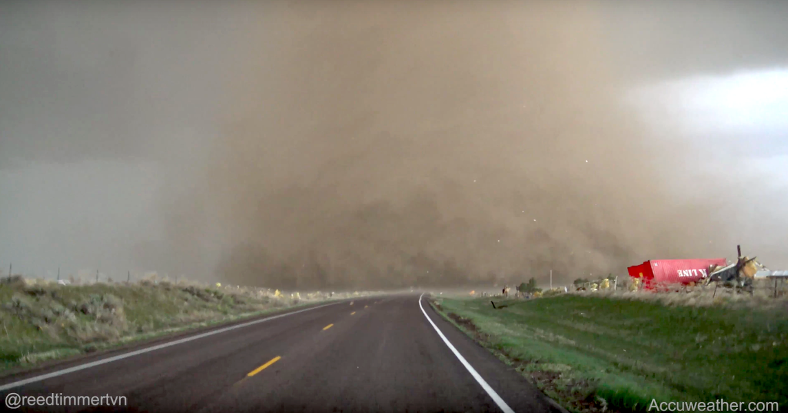 Up Close Tornado Footage from Storm Chasers AccuWeather (Video) - Thrillist