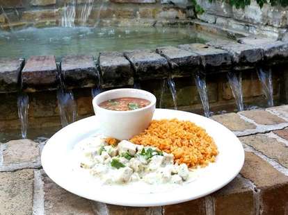 Tlalpeño soup, Pollo Cilantro, Spanish rice and Borracho beans