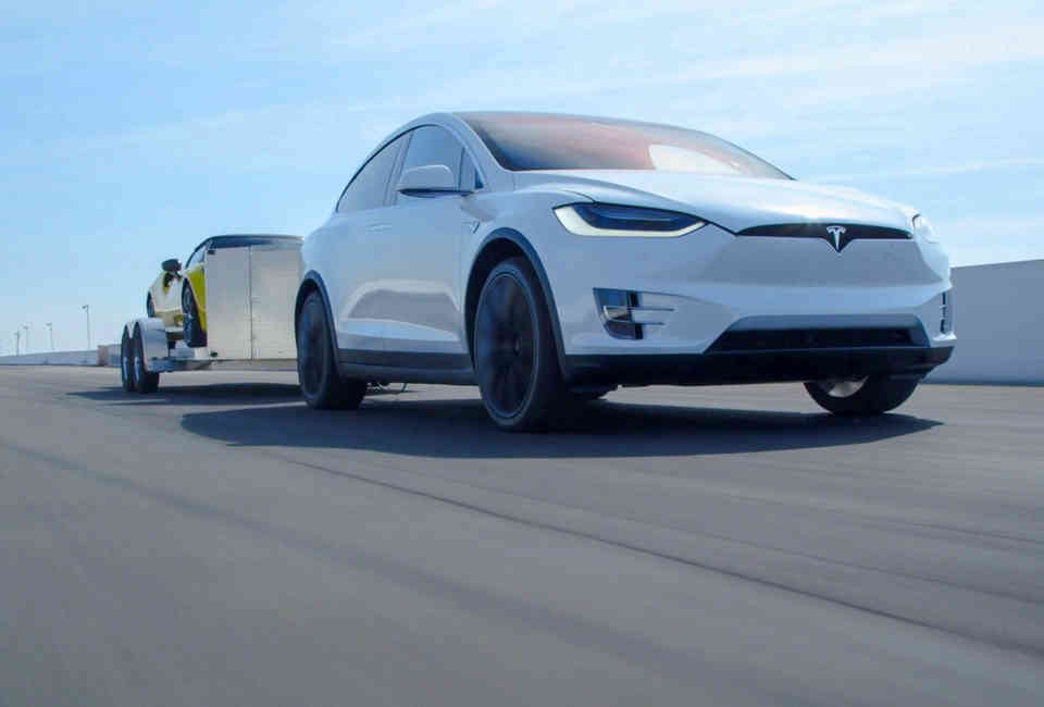 Tesla Model X Beats Alfa Romeo 4c In Drag Race While Towing