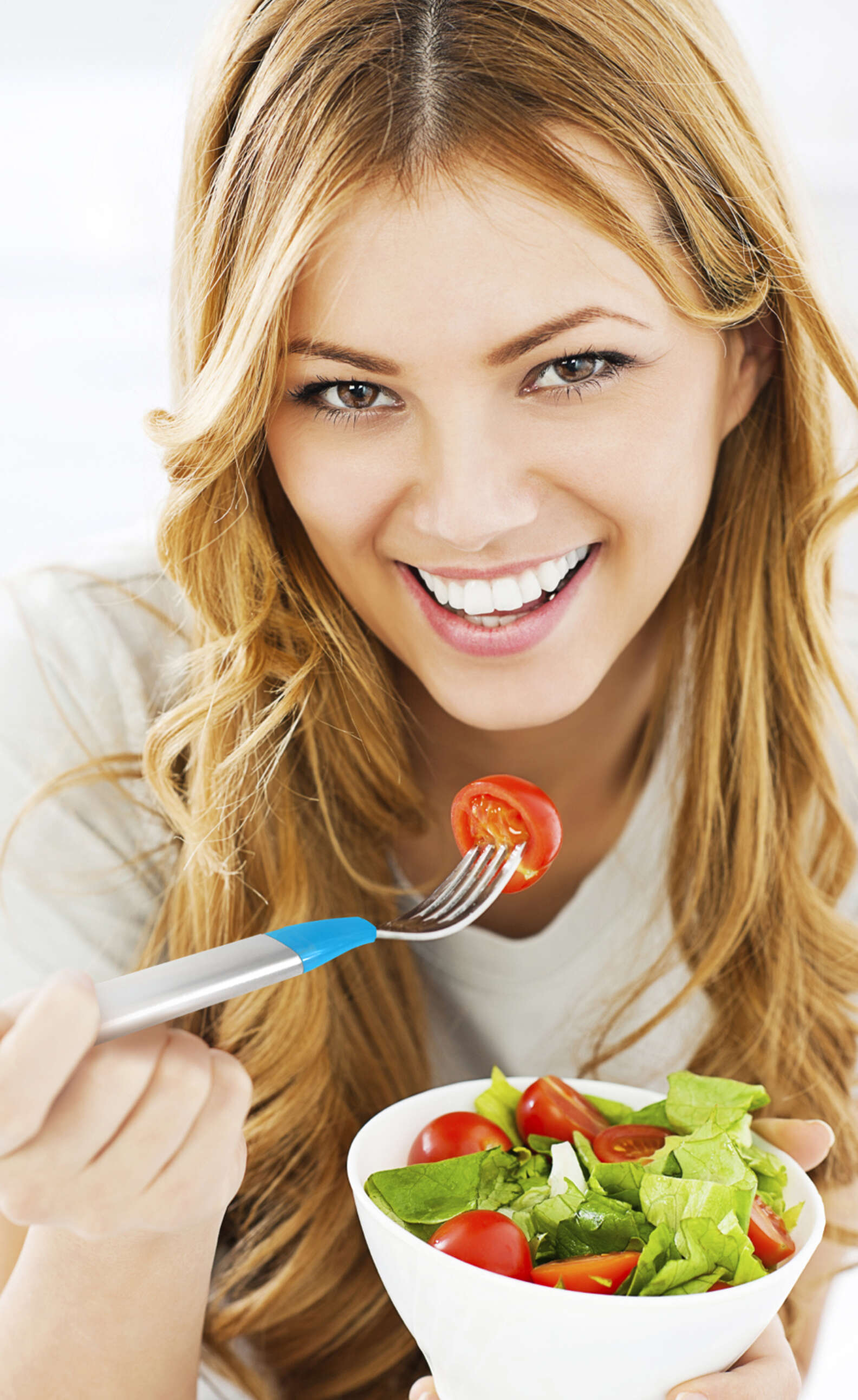 Есть. Здоровое питание. Девушка кушает. Девушка ест салат. Еда на женщине.