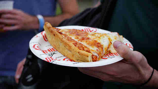 Chicago Tourism Explained: Deep Dish Pizza, the Windy City ...