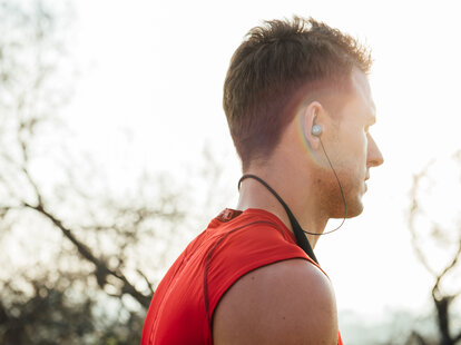 man wearing LifeBEAM Vi