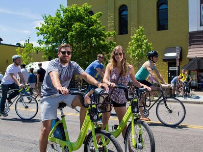 Nice Ride Minnesota bike share couple