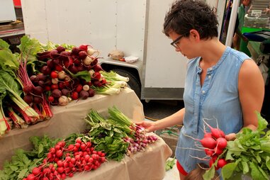 Choosing produce at the farmer’s market