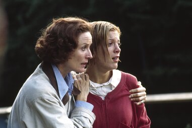 Tori Spelling and Lisa Banes on set