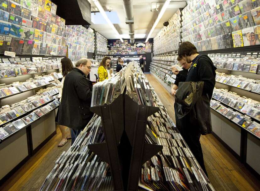 Vinyl destination! WFMU record fair draws thousands to Greenpoint •  Brooklyn Paper
