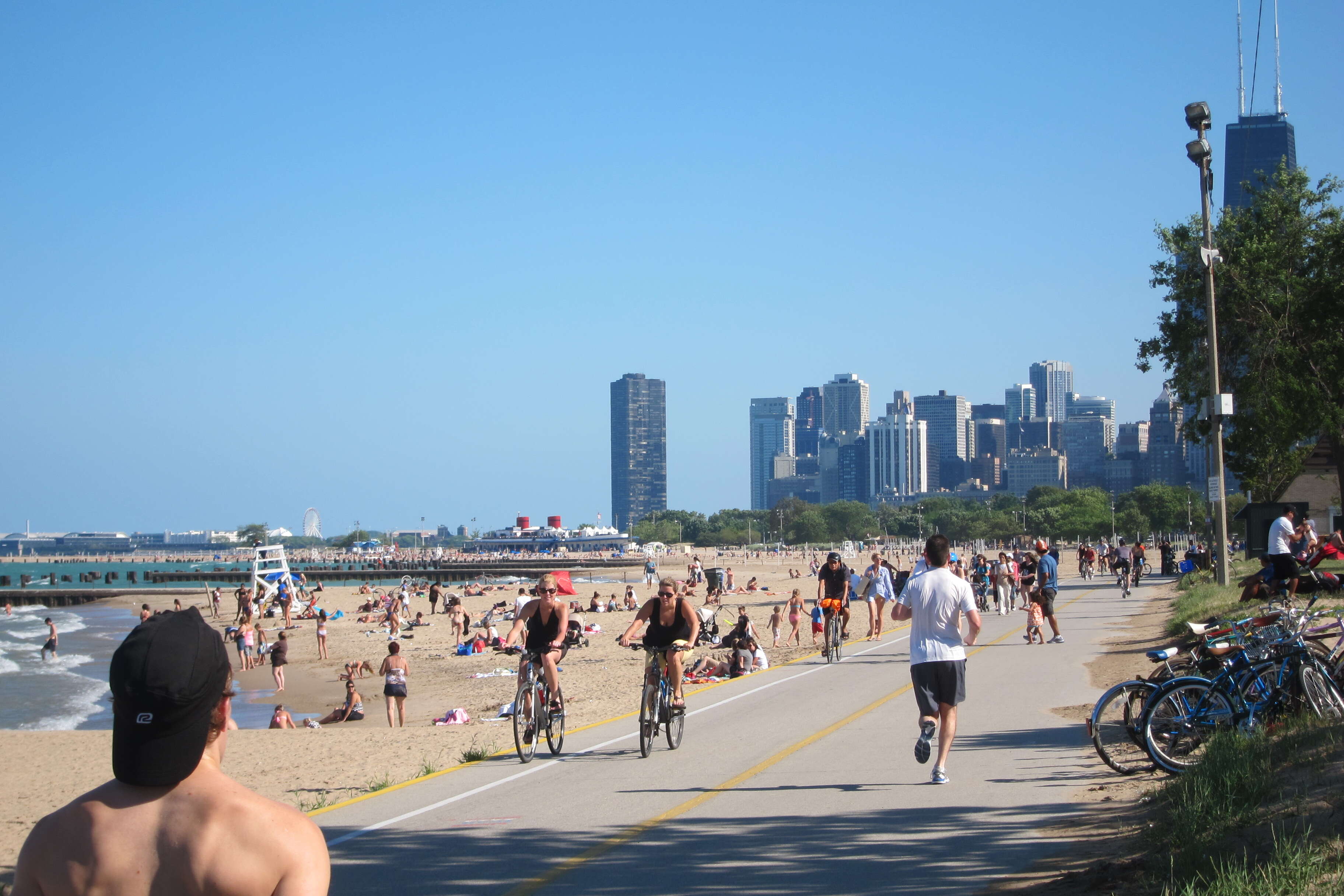 Lakefront bike path in Chicago 