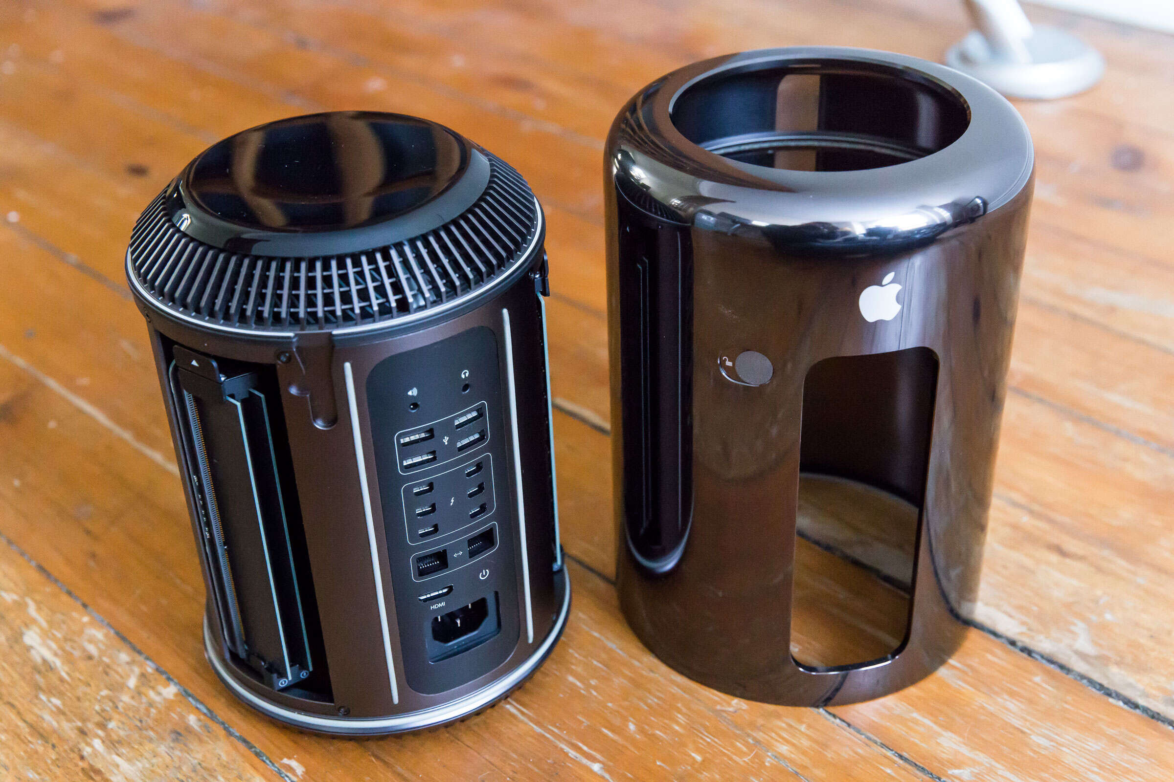 mac pro on desk