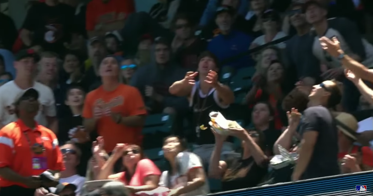 A Mets stadium vendor used his beer tray to try and catch a foul ball, and  it almost worked
