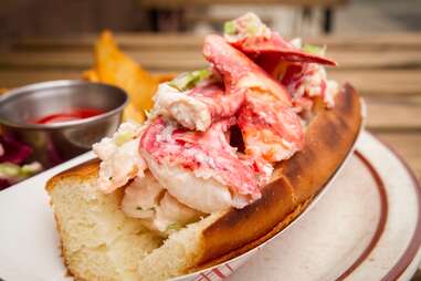 greenpoint fish & lobster roll