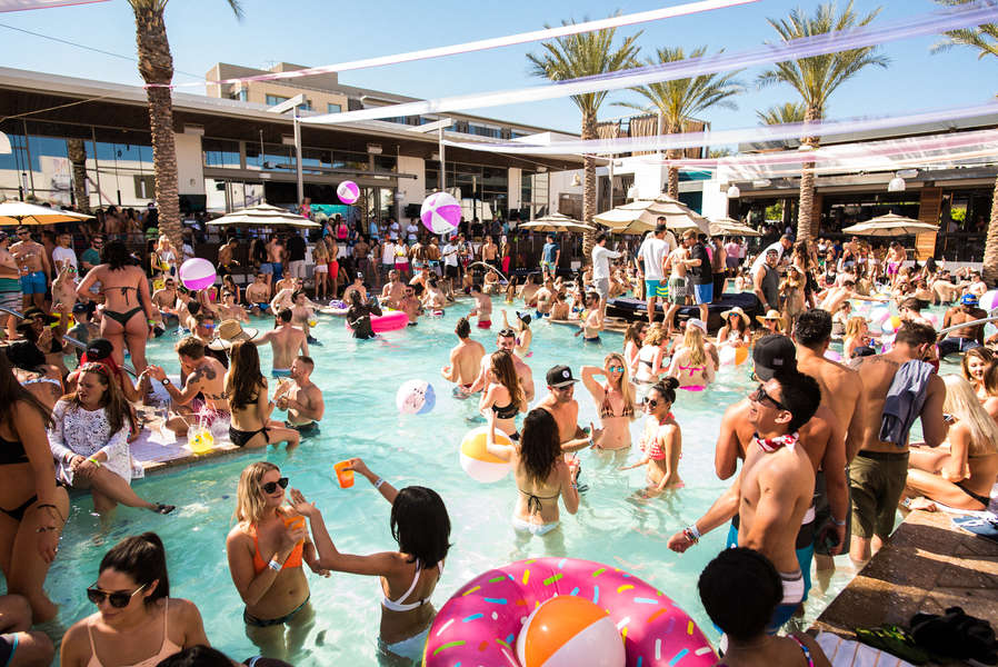 Best Swimming Pools With Bars in Phoenix, Arizona - Thrillist