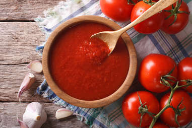 making pizza sauce