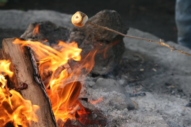 s’mores campfire