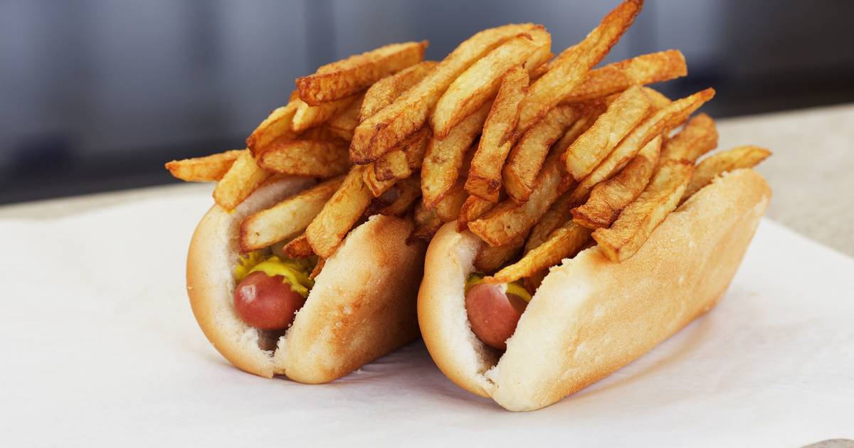 National Hot Dog Day: Which Chicago baseball stadium serves the best hot dog?