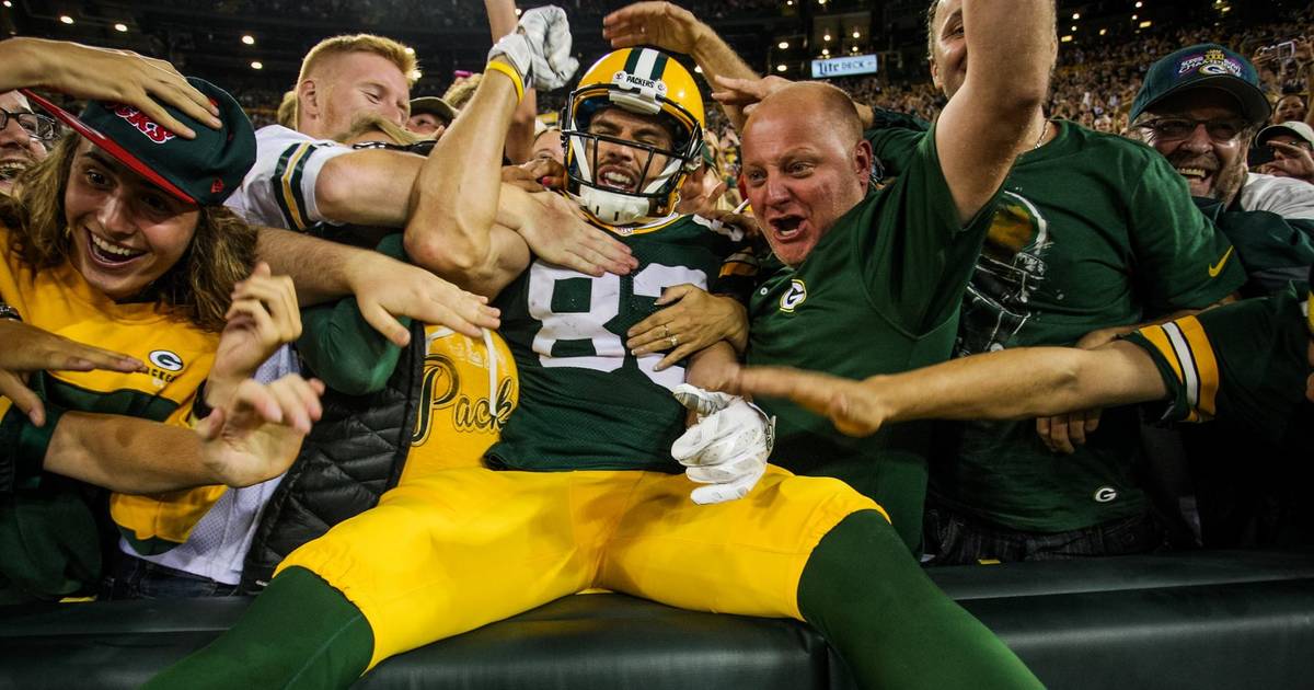 Packer fans celebrate at Lambeau on Christmas Eve