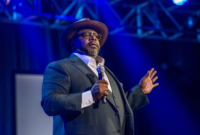 Cedric the Entertainer Talks Netflix Specials, Donald Trump & Bernie ...