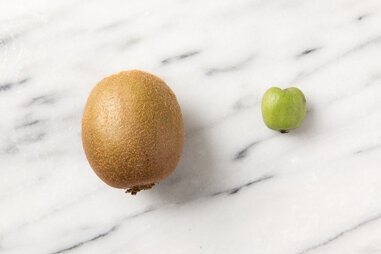 kiwiberry next to kiwi