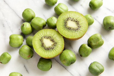 kiwi berries pile