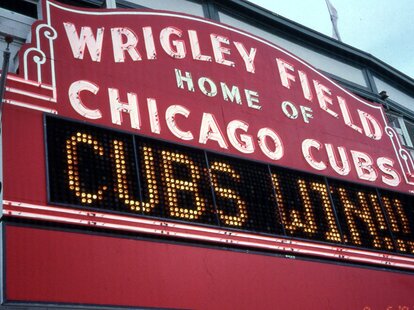 wrigley field chicago cubs marquee