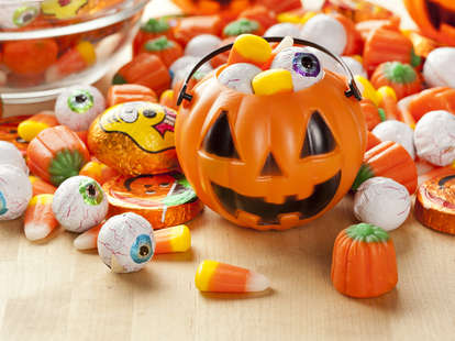 Candy bouquet gift basket bar chocolate bouquets baskets diy gifts halloween christmas arrangements visit easy anyone loves Trick or Treat History, Explained: Why Do We Give Out Halloween Candy? - Thrillist