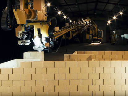 hadrian x brick laying robot